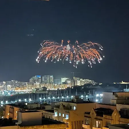 1 Bedroom Gzira Penthouse דירה *